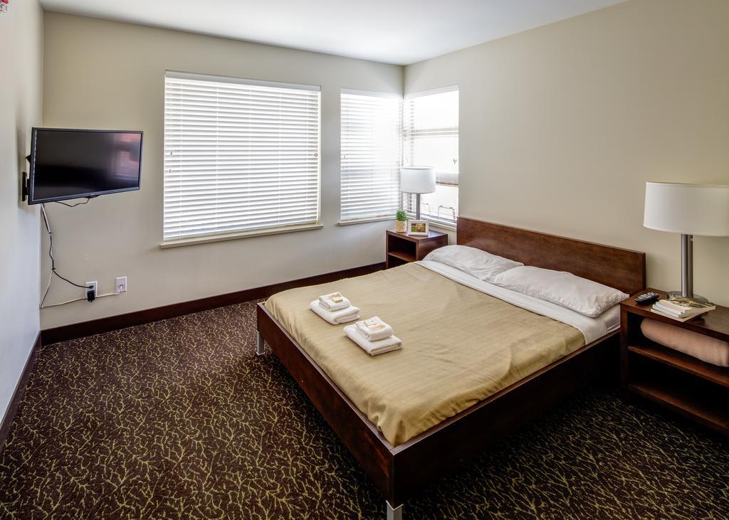 Queen Room with Private Bathroom